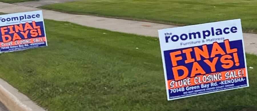 Lawn signs saying "Final Days, Store Closing Sale"